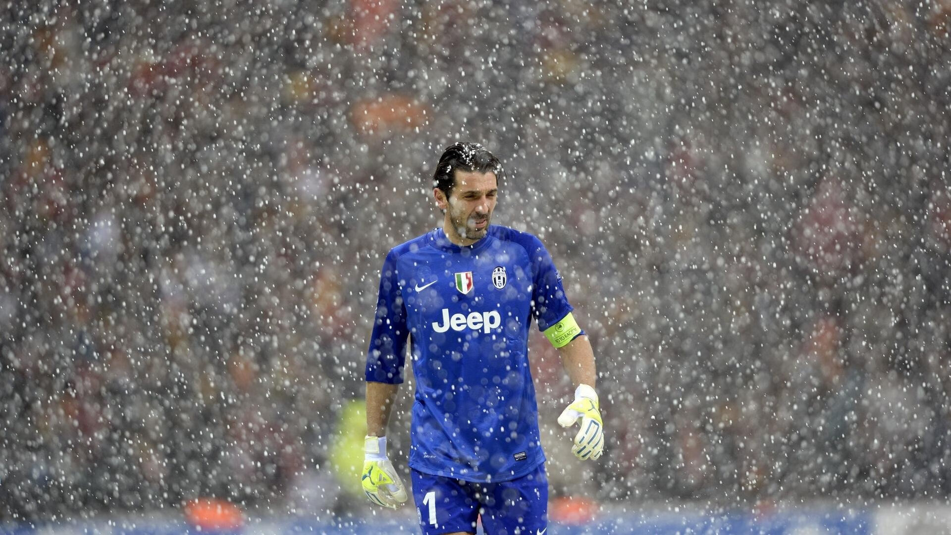 中学生足球精英营通过实战提升技战术理解,市区全面建立校园足球精英训练营