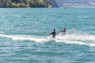 乐鱼平台-“快艇冲浪：东三叉湖赛场极速角逐，掀起水上运动的新浪潮”